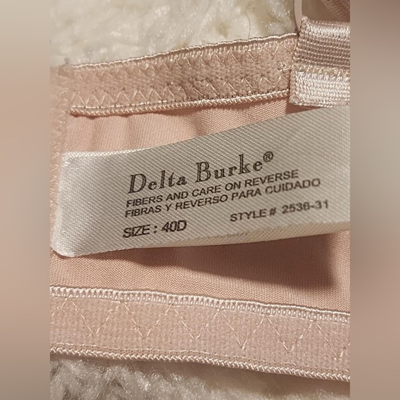 DELTA BURKE Lightly Lined Underwire Sweater Bra Peach Size 40D EUC - Picture 7 of 7